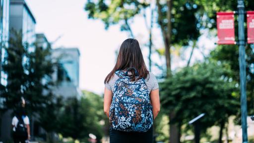 在校园里散步的学生